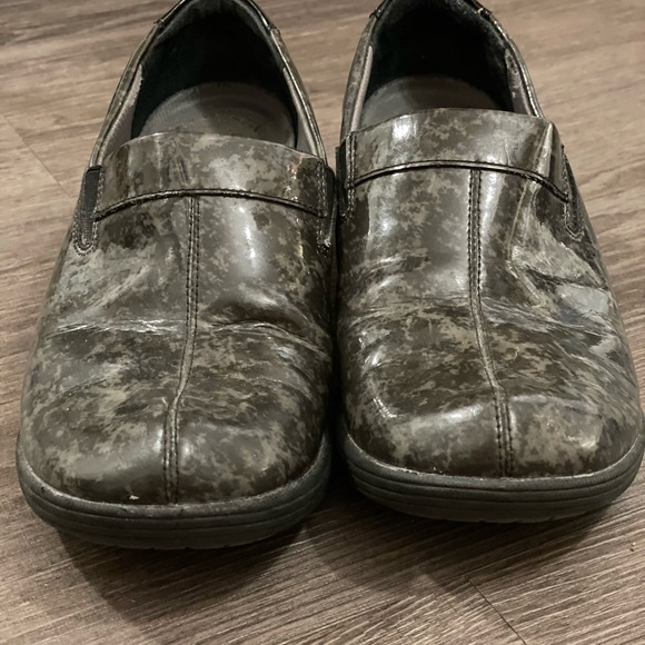 Dansko Work Wonders Size 39 or Women’s Size 8 shoe in Coral Marble Patent Grey. - Picture 2 of 5